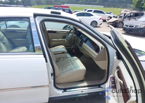 2009 Lincoln Town Car Signature Limited from USA, damaged, VIN 2LNHM82V79X631577